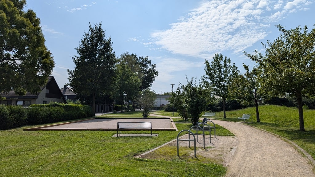 Panoramaansicht der Bouleanlage